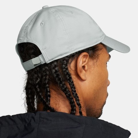 Czapka z daszkiem Nike DF Club Cap FB5372-077 S/M Czapka z daszkiem Nike DF Club Cap FB5372-077 S/M